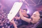 Soccer Star Ozil Throws Cake at Vegas Crowd