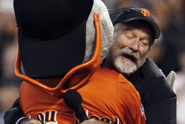 Giants Observe Moment of Silence for Robin Williams