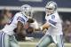 El quarterback de los Cowboys de Dallas, Tony Romo (9), entrega la pelota al running back DeMarco Murray (29) durante el partido de pretemporada contra los Ravens de Baltimore jugado el sábado 16 de agosto de 2014 en Arlington, Texas. (Foto de AP/Brandon Wade)