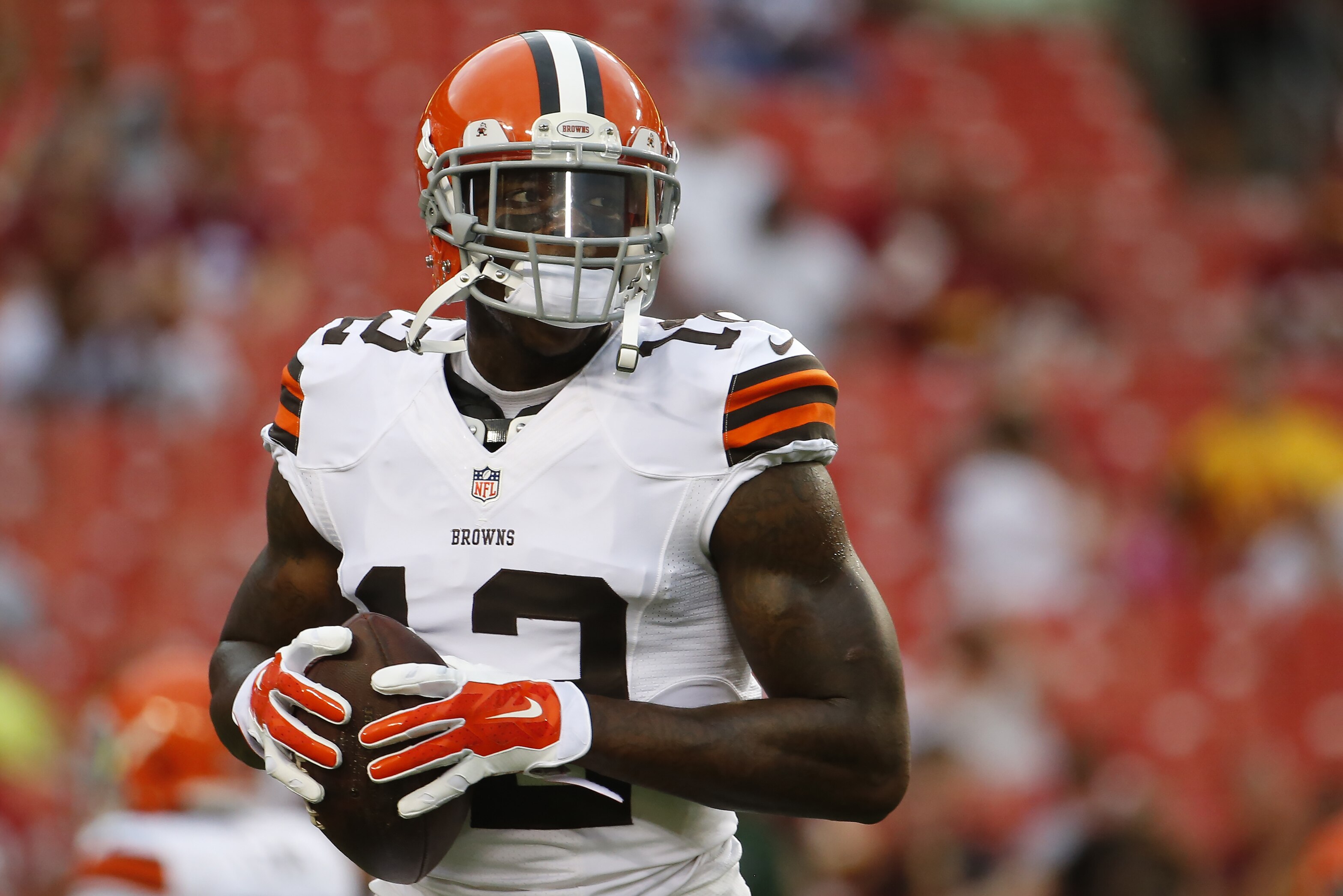 En fotografía del 18 de agosto de 2014, el wide receiver de los Browns de Cleveland Josh Gordon (12) calienta antes de un partido de pretemporada contra los Redskins de Washington. Gordon fue suspendido durante un año por la NFL por violar la política de sustancias prohibidas y pederá toda la campaña de 2014. (Foto de AP/Evan Vucci, archivo)