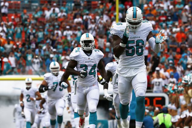 LB Chris McCain on Crutches