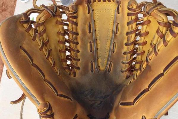 Ambidextrous A S Pitcher Pat Venditte Uses Special Glove