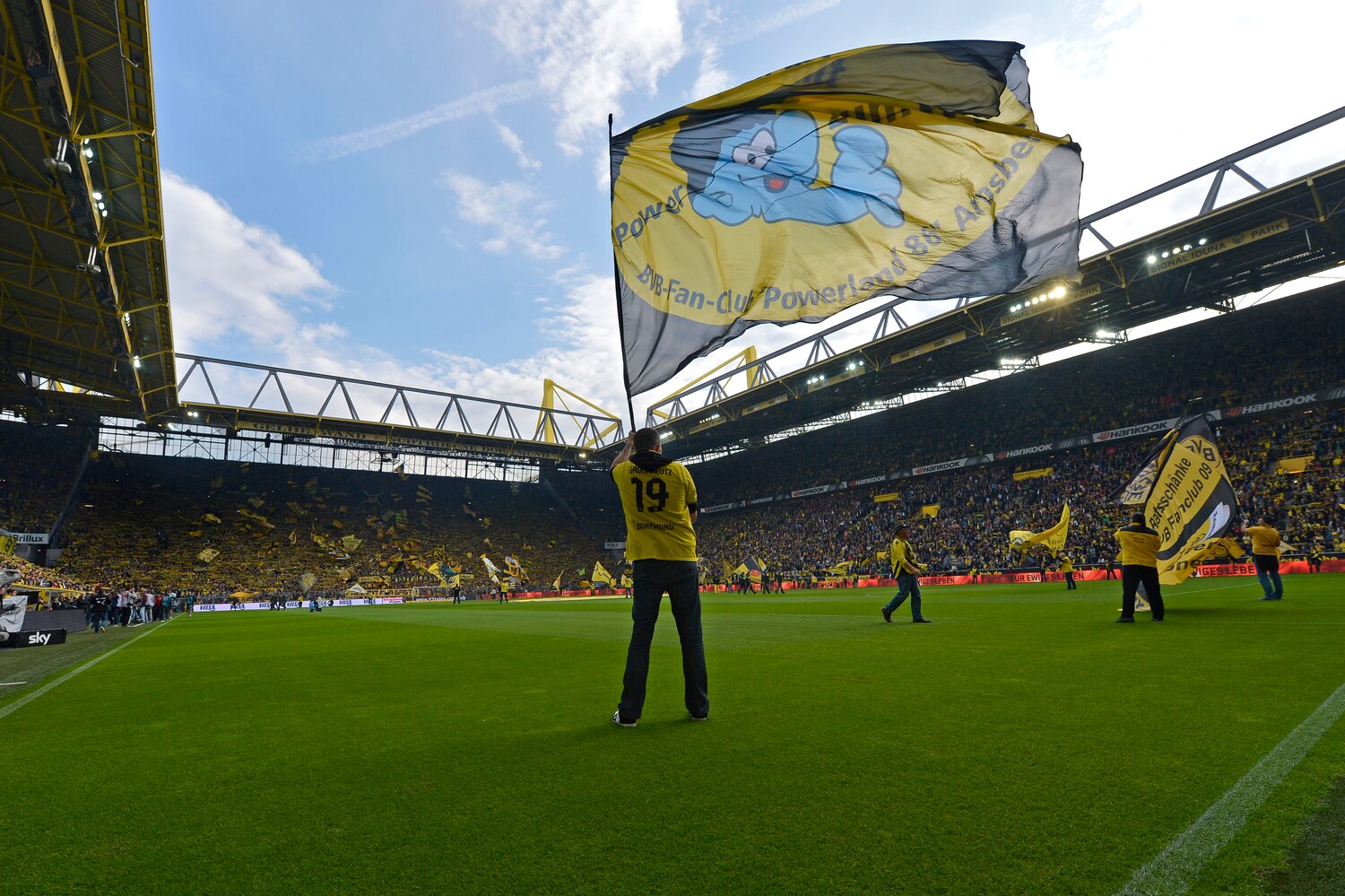 Borussia Dortmund's Stadium Part of Mass Evacuation Due to Unexploded Bomb | Bleacher Report