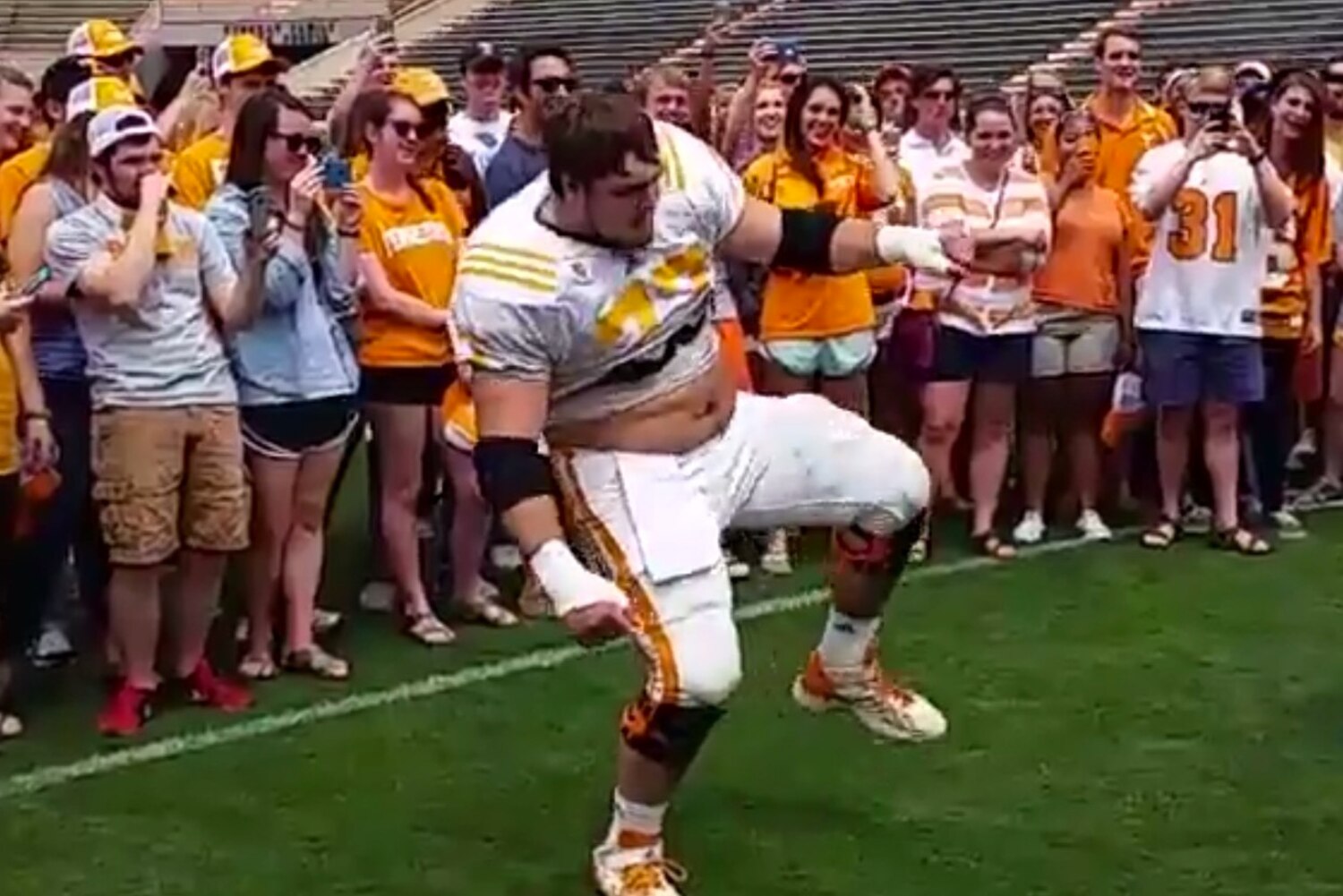 Tennessee OL Breaks out 'The Whip' Dance at Student Practice, Kills It - Bleacher Report