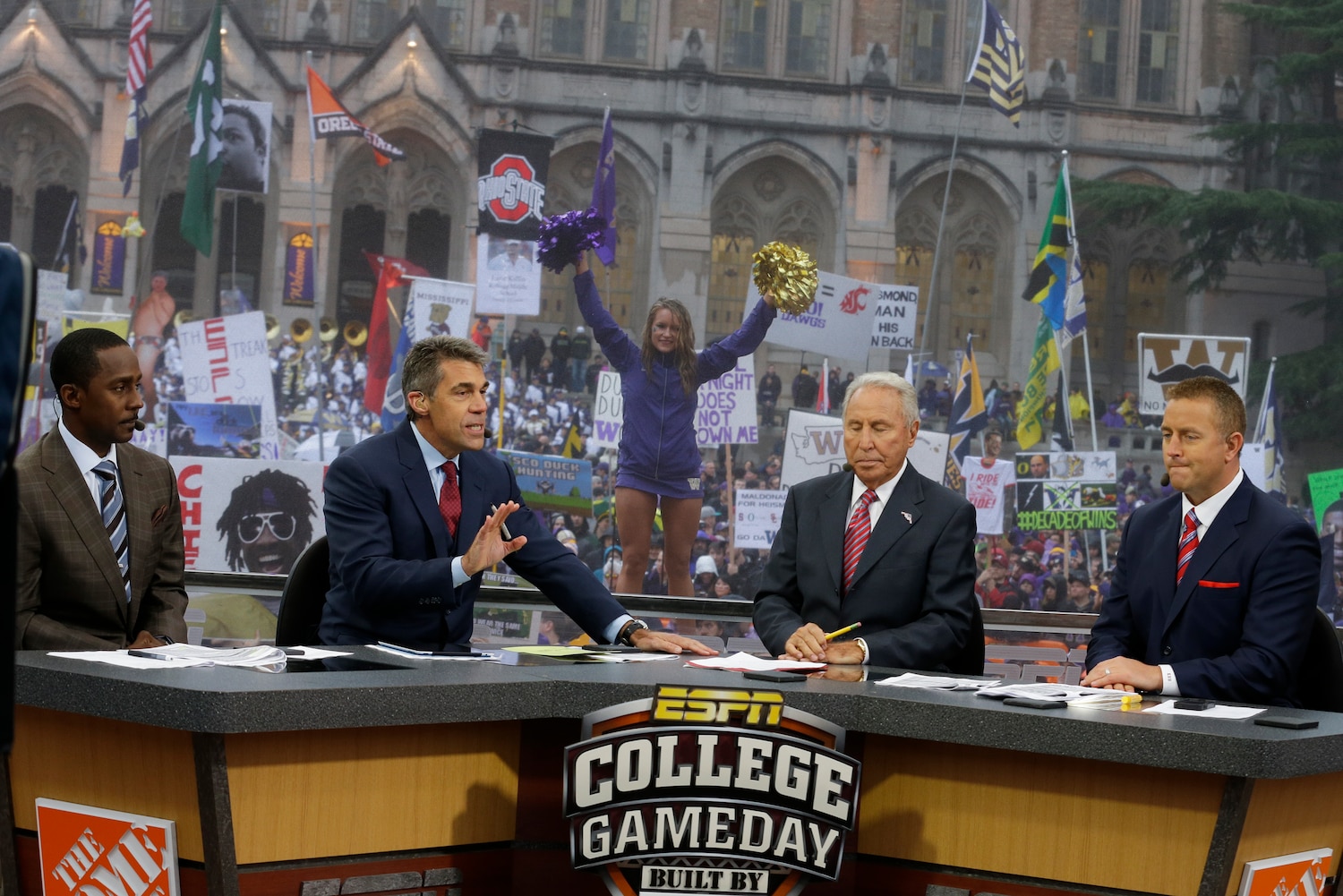 ESPN College GameDay 2015: TV Schedule, Predictions and Location for