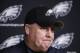 Chip Kelly, entrenador de los Eagles de Filadelfia, escucha una pregunta durante una conferencia de prensa llevada a cabo el lunes 28 de diciembre de 2015 (AP Foto/Matt Rourke)