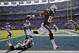 Malcolm Floyd anota frente a T.J. Carrie, cornerback de los Raiders de Oakland, en el primer cuarto del encuentro realizado el domingo 16 de noviembre de 2014 (AP Foto/Greg Bull)