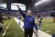 El entrenador de los Colts de Indianápolis, Chuck Pagano, abandona el terreno tras el partido contra los Titans de Tennessee, el domingo 3 de enero de 2016 (AP Foto/Darron Cummings)
