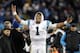 El quarterback de los Panthers de Carolina Cam Newton celebra tras la victoria sobre los Cardinals de Arizona en el partido de campeonato de la Conferencia Nacional de la NFL el domingo, 24 de enero del 2016. (Foto AP/Mike McCarn)