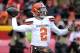 En esta foto de archivo del 27 de diciembre de 2015, el quarterback de los Browns, Johnny Manziel, lanza un pase contra los Chiefs de Kansas City en Kansas City, Missouri. (AP Photo/Ed Zurga, File)
