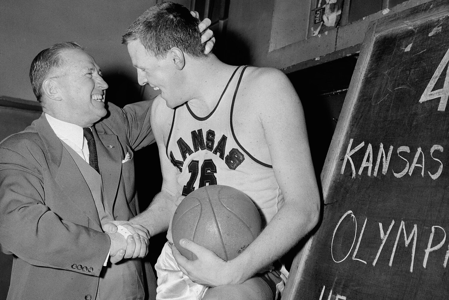 Clyde Lovellette, Former NBA Player, Dies at 86 Bleacher Report