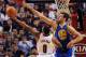 El australiano Andrew Bogut, de los Warriors de Golden State, trata de bloquear un tiro de Damian Lillard, de los Trail Blazers de Portland, en el partido del domingo 13 de abril de 2014 (AP Foto/Steve Dykes)