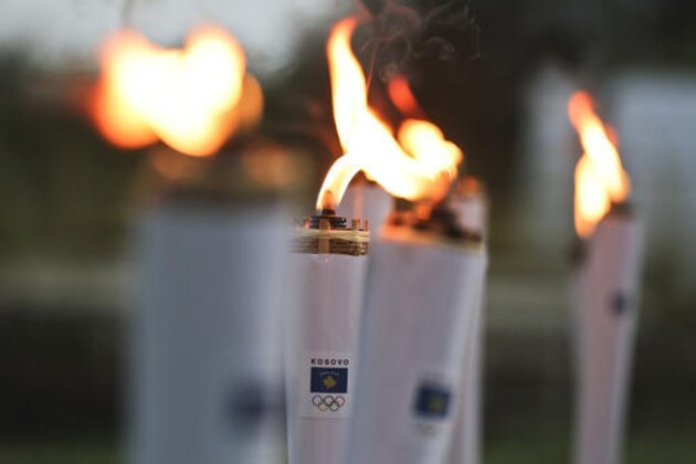 lighting olympic torch democraciaejustica