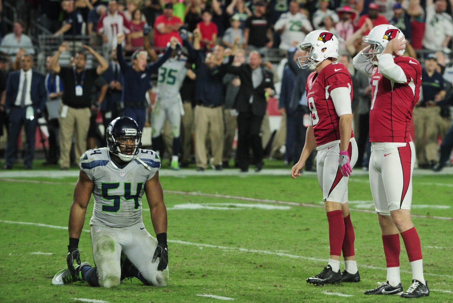 Seahawks LB Bobby Wagner Jumps over Cardinals O-Line, Blocks Field Goal