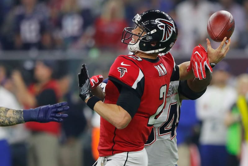 HOUSTON, TX - FEBRUARY 05: Dont'a Hightower #54 of the New England Patriots forces a fumble from Matt Ryan #2 of the Atlanta Falcons during the fourth quarter during Super Bowl 51 at NRG Stadium on February 5, 2017 in Houston, Texas. (Photo by Kevin C. Cox/Getty Images)
