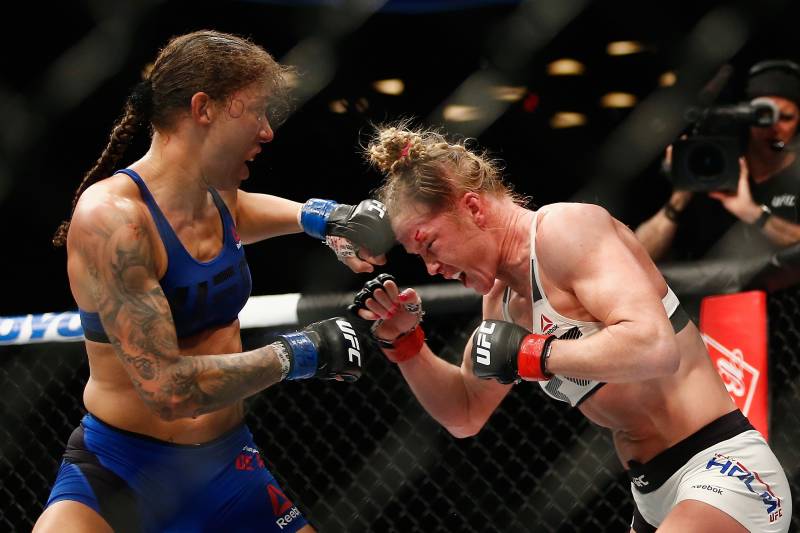 NEW YORK, NY - FEBRUARY 11: (L-R) Germaine de Randamie of The Netherlands throws a punch against Holly Holm of United States in their UFC women's featherweight championship bout during UFC 208 at the Barclays Center on February 11, 2017 in the Brooklyn Borough of New York City. (Photo by Anthony Geathers/Getty Images)