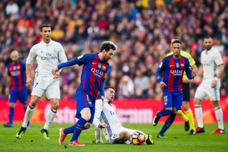 BARCELONA, SPAIN - DECEMBER 03:  Lionel Messi of FC Barcelona fights for the ball with Mateo Kovacic of Real Madrid CF during the La Liga match between FC Barcelona and Real Madrid CF at Camp Nou stadium on December 3, 2016 in Barcelona, Spain.  (Photo by Alex Caparros/Getty Images)