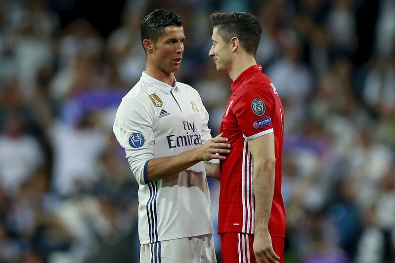 MADRID, SPAIN - APRIL 18: Cristiano Ronaldo (L) of Real Madrid CF clashes hands with Robert Lewandowski (R) of Bayern Muenchen after the UEFA Champions League Quarter Final second leg match between Real Madrid CF and FC Bayern Muenchen at Estadio Santiago Bernabeu on April 18, 2017 in Madrid, Spain. (Photo by Gonzalo Arroyo Moreno/Getty Images)