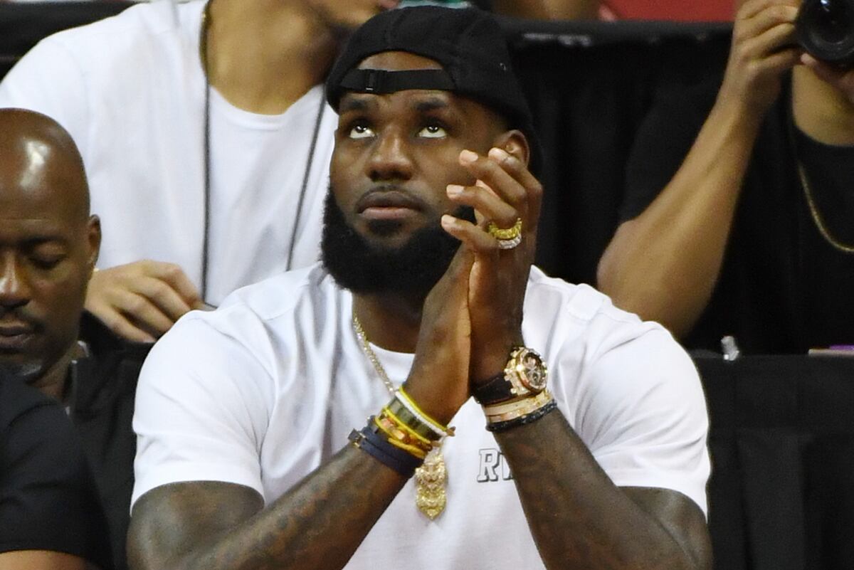 LeBron James Mural Featuring Kobe Bryant, Other Lakers Legends Vandalized