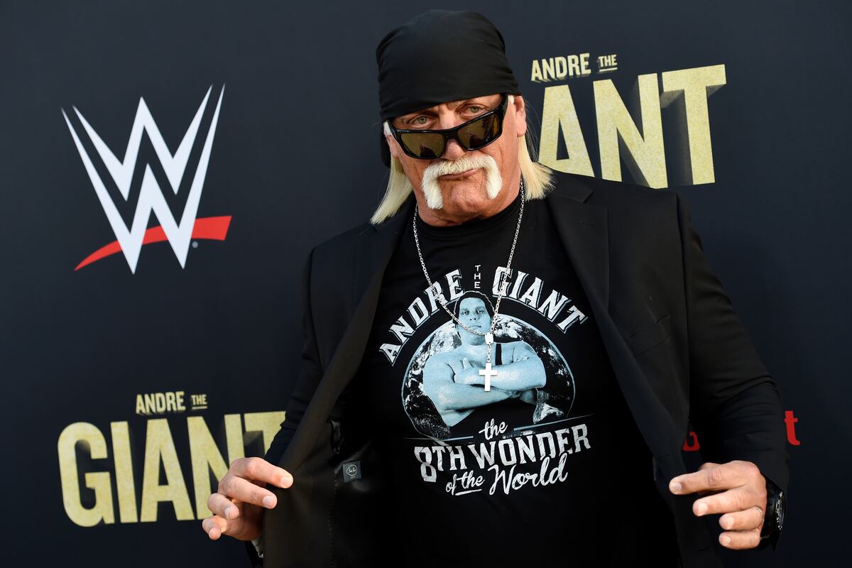 WWE Star Hulk Hogan Visits Jameis Winston, Buccaneers at Training Camp