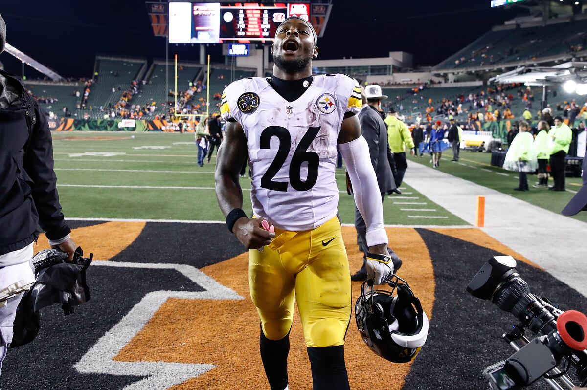 Le'Veon Bell Reportedly Told Teammates He Will Report to Steelers on Labor Day