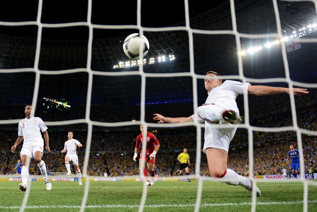 Open Mike Monday: Robin Van Persie, Goal Tech, Ganso, Andre Villas-Boas, Rangers