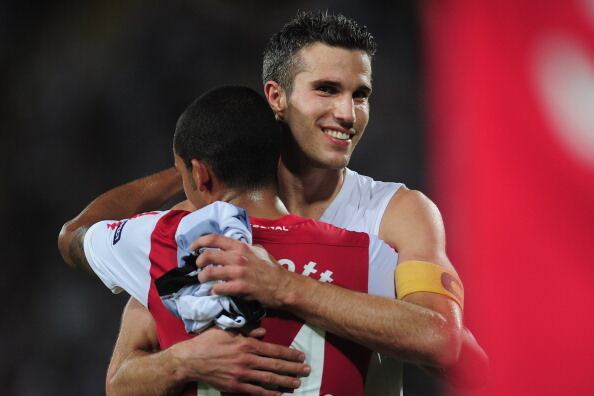 5 Reasons Why Robin Van Persie Could Choose to Stay with Arsenal