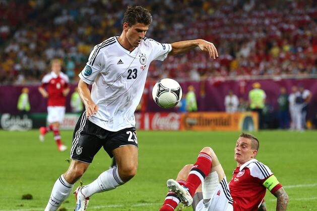 Comparing the Roles of van Persie, Mandzukic, Gomez, Llorente and Jovetic