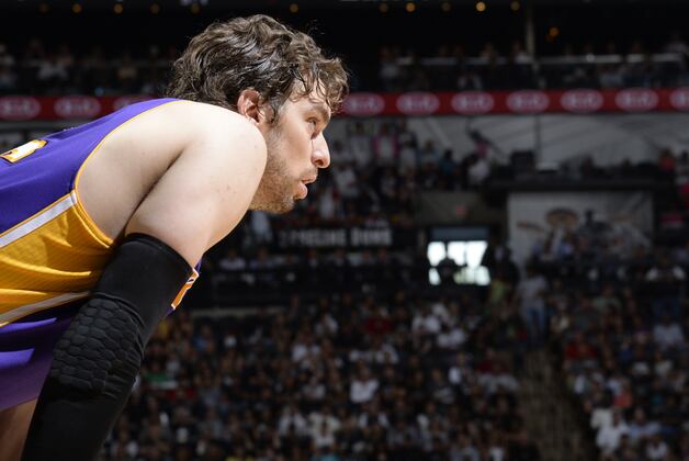 Pros and Cons of LA Lakers Re-Signing Pau Gasol This Offseason