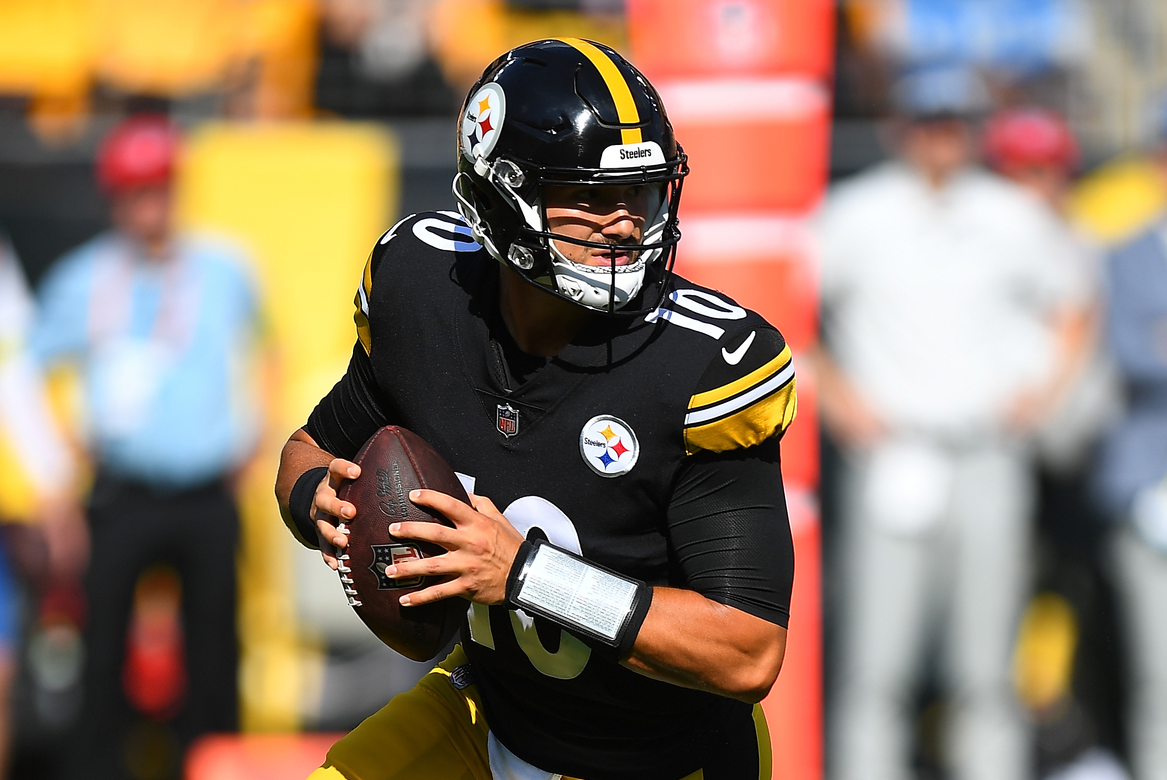 Kenny Pickett, George Pickens, Calvin Austin III wear #Steelers jersey for  first time