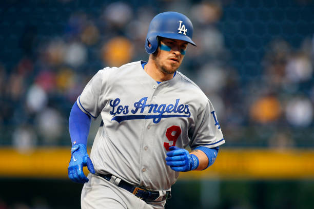 3 Reasons Why Yasmani Grandal Continues to Lose Playing Time – Think Blue  Planning Committee