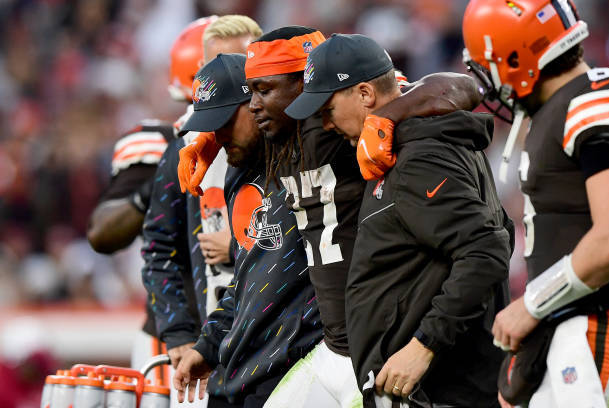 Nick Chubb injury news: Browns RB carted off with knee injury in Week 2 vs.  Steelers - Behind the Steel Curtain