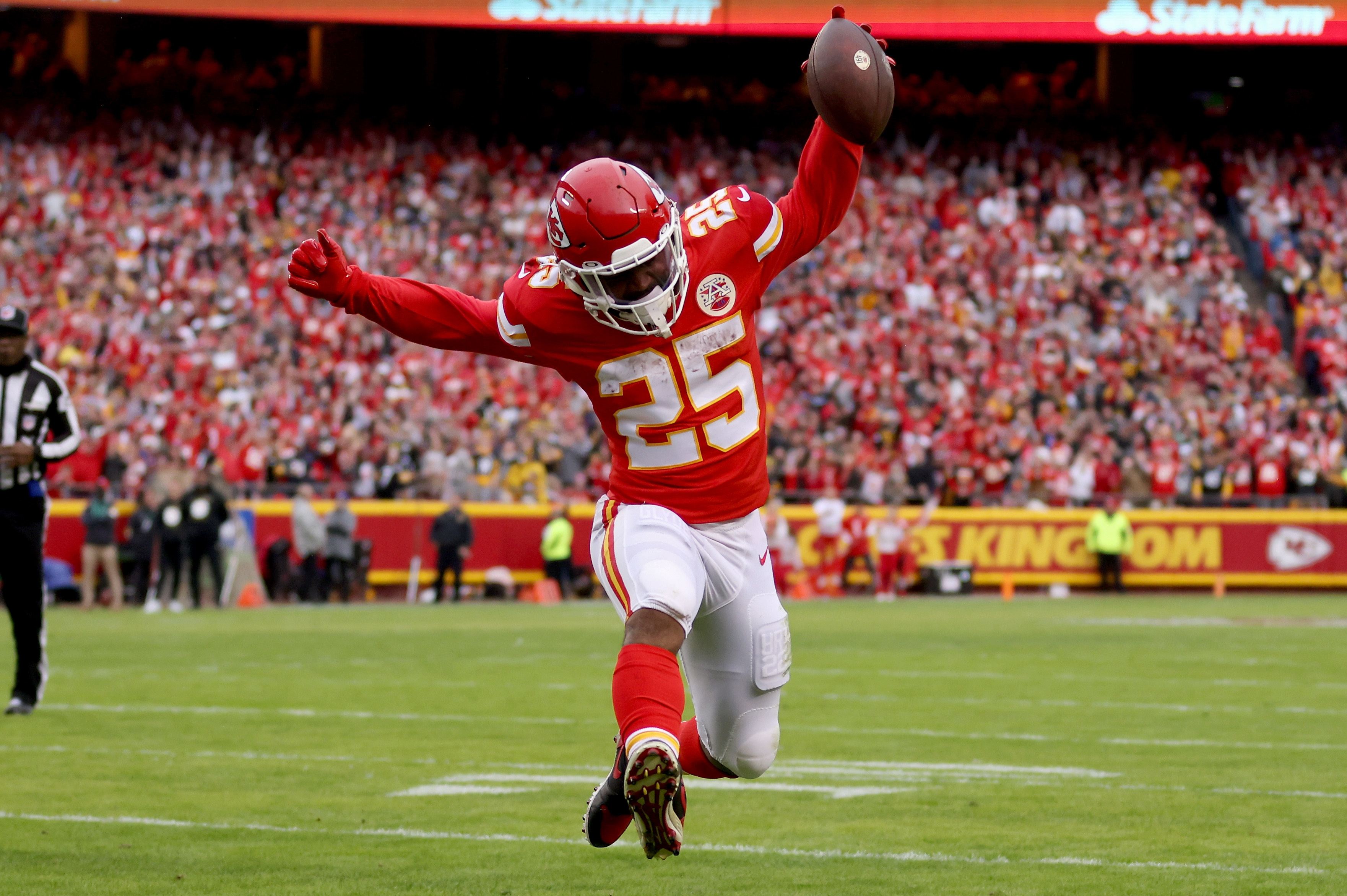 KC Chiefs RB Clyde Edwards-Helaire's Fantasy Football Stock is Rising -  Sports Illustrated Kansas City Chiefs News, Analysis and More