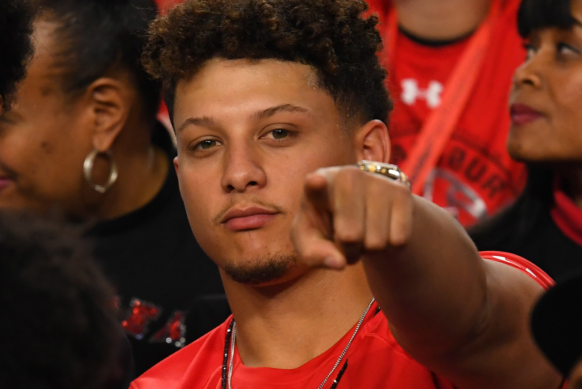 Mahomes defends fiancée after video at Tech basketball game