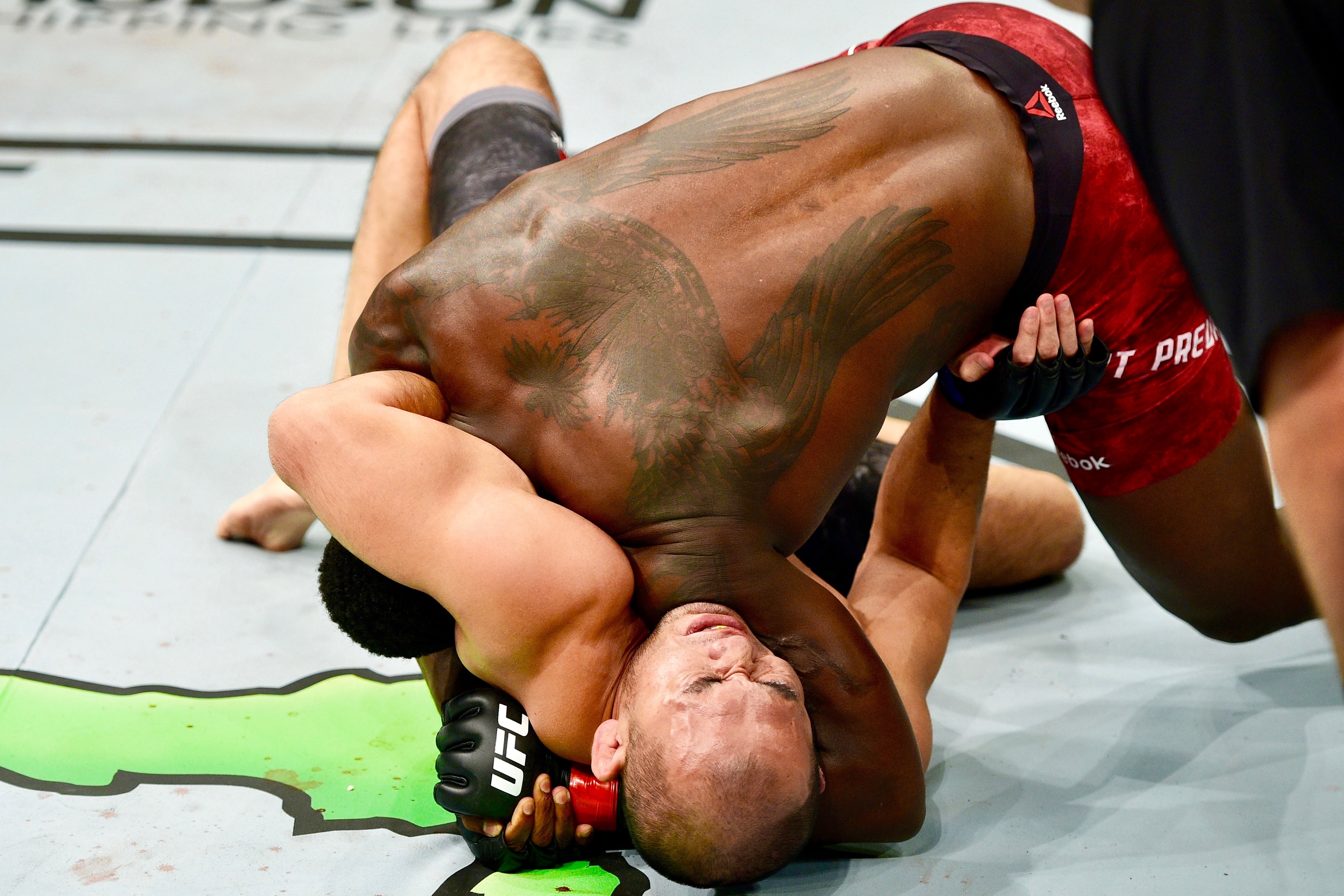 Ovince Saint Preux Submits Yushi Okami with the Von Flue Choke at UFC Fight Night 117 | Bleacher Report | Latest News, Videos and Highlights