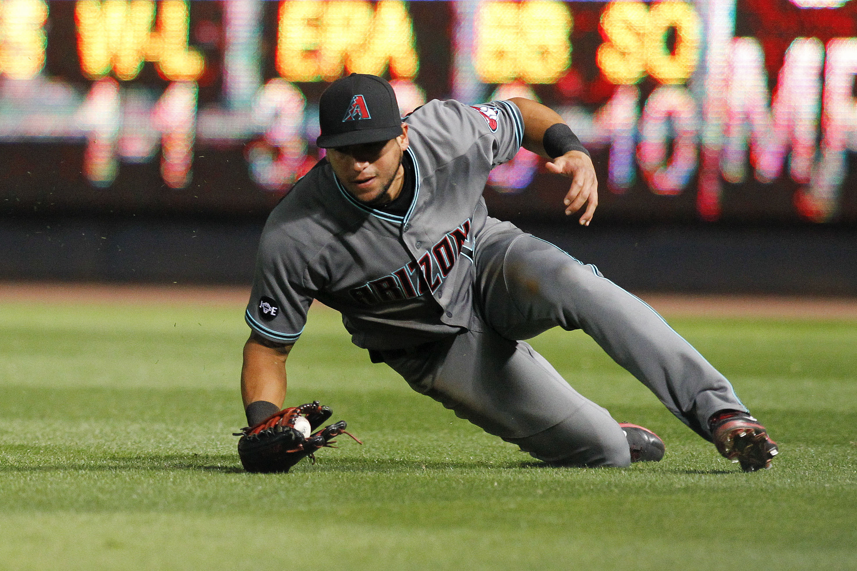 Reports: Dodgers sign OF David Peralta for $6.5M