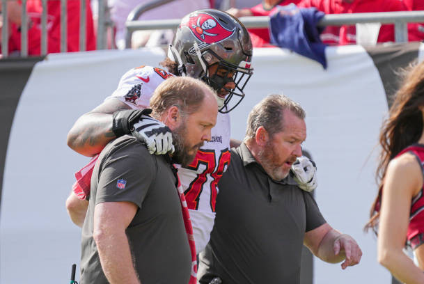 Buccaneers center Ryan Jensen feared to have suffered season