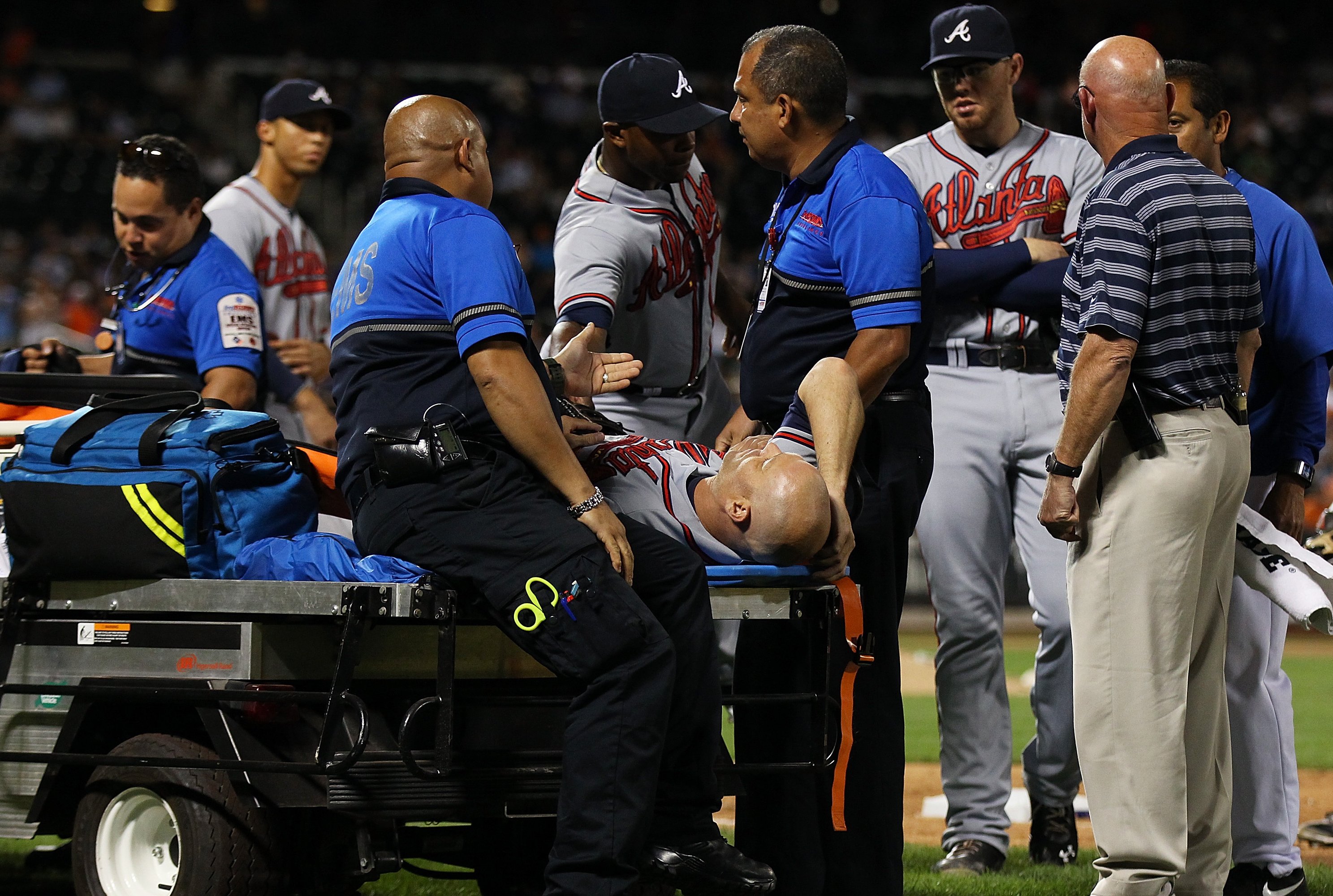 Tim Hudson suffers ankle injury, gets carted off