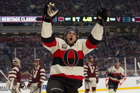 Ottawa Senators beat Vancouver Canucks 4-2 in Heritage Classic - The Hockey  News