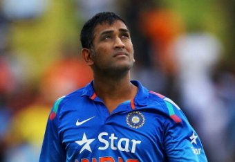 HAMILTON, NEW ZEALAND - JANUARY 22: MS Dhoni of India looks up to the sky as rain falls during the One Day International match between New Zealand and India at Seddon Park on January 22, 2014 in Hamilton, New Zealand.  (Photo by Anthony Au-Yeung/Getty Ima