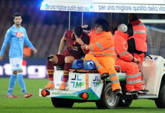 NAPLES, ITALY - MARCH 09:  Kevin Strootman of Roma goes off injured during the Serie A match between SSC Napoli and AS Roma at Stadio San Paolo on March 9, 2014 in Naples, Italy.  (Photo by Giuseppe Bellini/Getty Images)