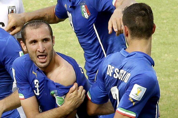  luis suarez biting Chiellini