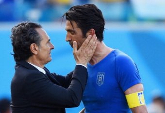 NATAL, BRAZIL - JUNE 24: Head coach Cesare Prandelli of Italy consoles Gianluigi Buffon after the 2014 FIFA World Cup Brazil Group D match between Italy and Uruguay at Estadio das Dunas on June 24, 2014 in Natal, Brazil. (Photo by Matthias Hangst/Getty