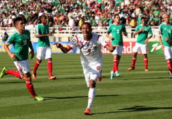 PASADENA, CA - JULY 07:  Gabriel Torres #9 of Panama celebrates after scoring a goal on a penalty kick in the first half against Mexico during the first round of the 2013 CONCACAF Gold Cup at the Rose Bowl on July 7, 2013 in Pasadena, California.  (Photo 