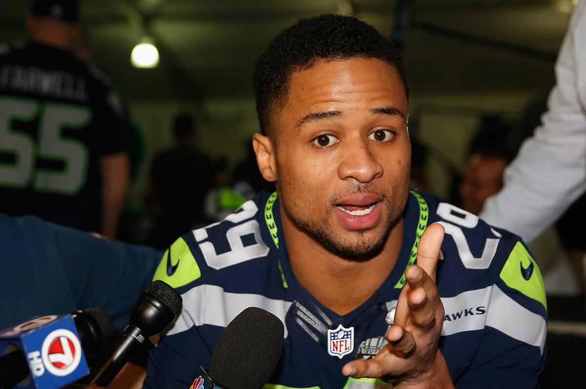 Earl Thomas Surprises HS Sweetheart with Proposal at Youth Football