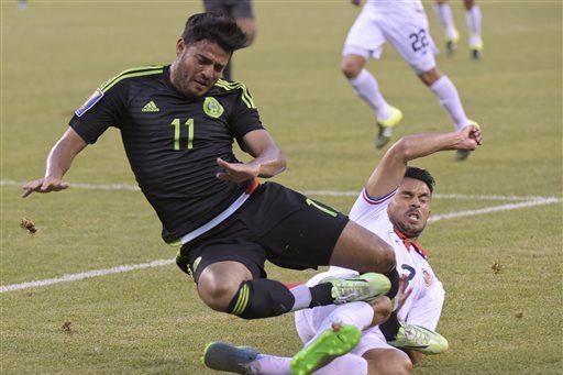 Mexico's Chicharito breaks collarbone, out of Gold Cup