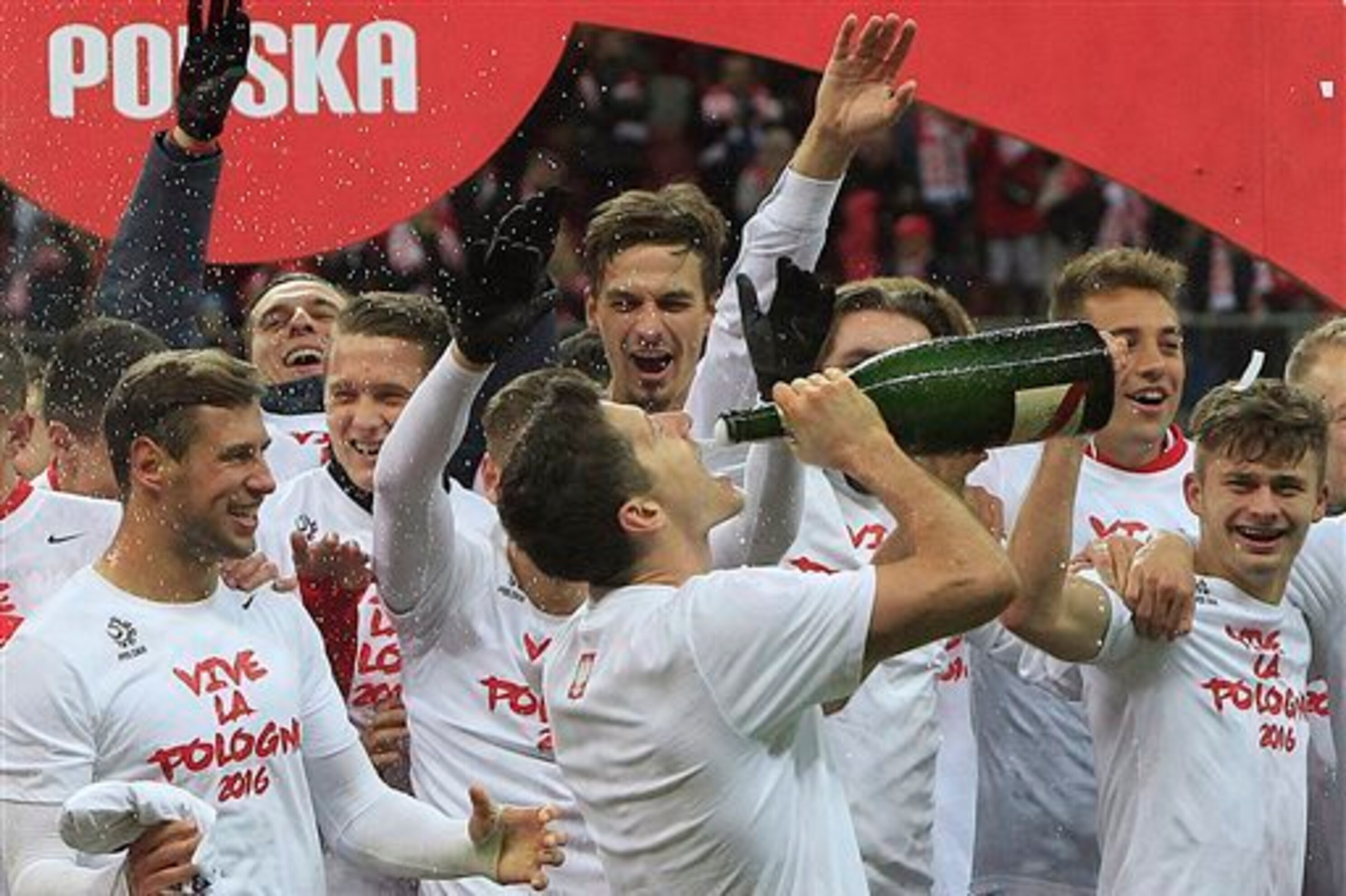 Robert Lewandowski Thanks The Fans Who Spell His Name Out On A