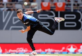 Trent Boult of New Zealand bowls during the third one-day international cricket match between New Zealand and Pakistan at Eden Park in Auckland on January 31, 2016. / AFP / MICHAEL BRADLEY        (Photo credit should read MICHAEL BRADLEY/AFP/Getty Images)