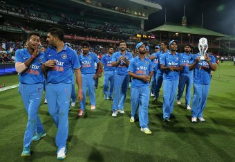 The Indian team do a victory lap after the third Twenty20 international cricket match between India and Australia in Sydney on January 31, 2016.    AFP PHOTO / CRAIG GOLDING
-- IMAGE RESTRICTED TO EDITORIAL USE - STRICTLY NO COMMERCIAL USE / AFP / CRAIG G