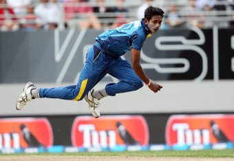 TOPSHOT - Dushmantha Chameera of Sri Lanka bowls during the second T20 cricket match between New Zealand and Sri Lanka at Eden Park in Auckland on January 10, 2016.  AFP PHOTO / MICHAEL BRADLEY / AFP / MICHAEL BRADLEY        (Photo credit should read MICH
